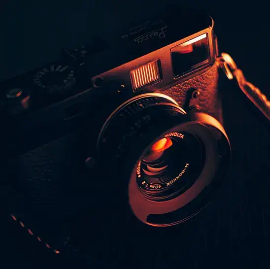 Un appareil photo avec filtre sepia