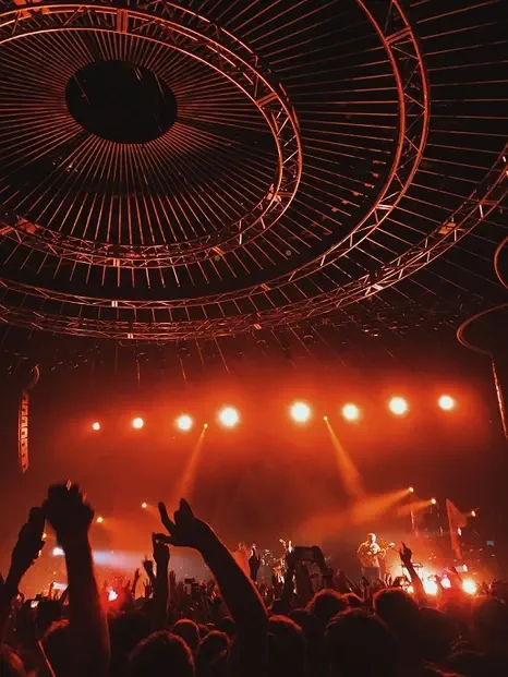 Salle de concert baignée de lumières chaudes.