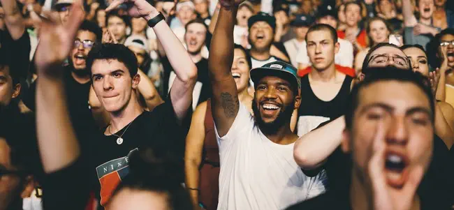 Plan large de jeunes gens s'amusant à un concert.
